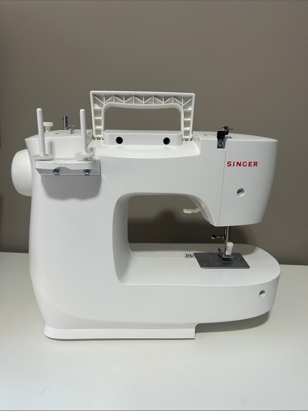 Singer sewing machine - Picture 6 of 9